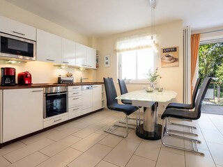 Küchenzeile mit Backofen und Spülmaschine