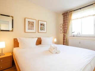 Schlafzimmer mit Doppelbett und Verdunklung