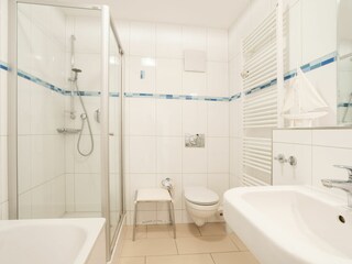 Badezimmer mit Glasdusche ...