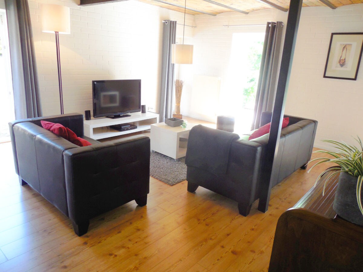 wohnzimmer zwei sofas:mit zwei Sofas und Flach-TV großzügiges Wohnzimmer mit zwei Sofas wohnzimmer zwei sofas:mit zwei Sofas und Flach-TV großzügiges Wohnzimmer mit zwei Sofas