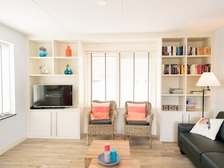 Das helle Wohnzimmer mit Fernseher