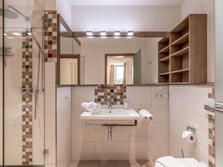 Hauptbadezimmer mit Regendusche