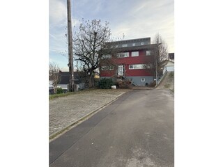 Parkplätze vor dem Haus