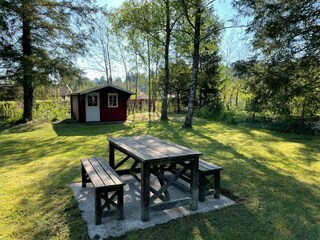 Picknickgruppe im Garten