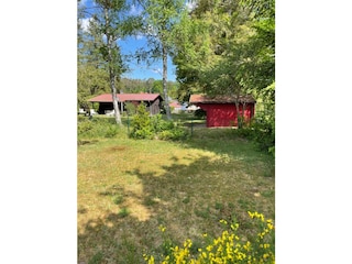 Rückansicht in den großzügigen Garten