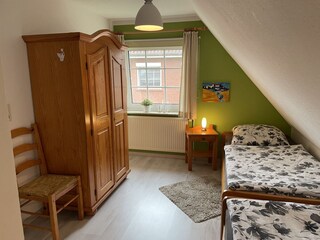 Schlafzimmer (2) mit 2 Einzelbetten 1. Stock