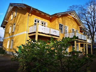 Rückseite mit Balkon