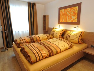 2. Schlafzimmer mit direktem Zugang zum Bad