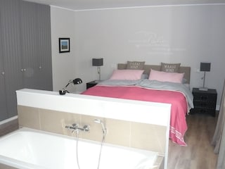 Schlafzimmer mit Wellnessbereich