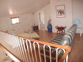 Mezzanine mit 2 Schlafsofa, im Hintergrund Bad