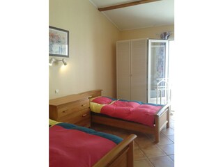 Schlafzimmer 2 mit Doppeltür zur Terrasse