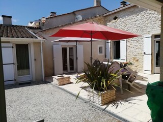 Terrasse mit Sonnenschirmen