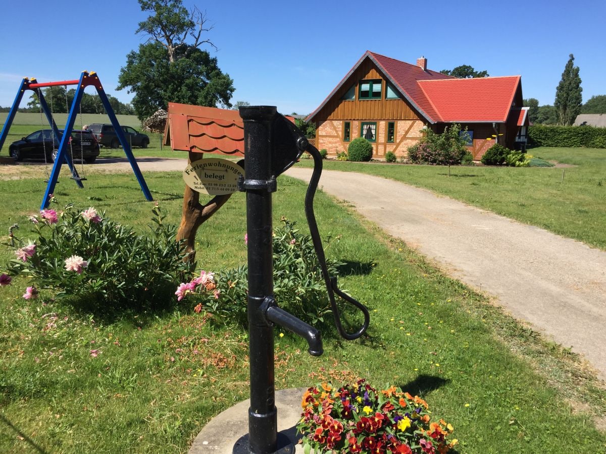 Einfahrt zum Ferienhaus mit Spielplatz