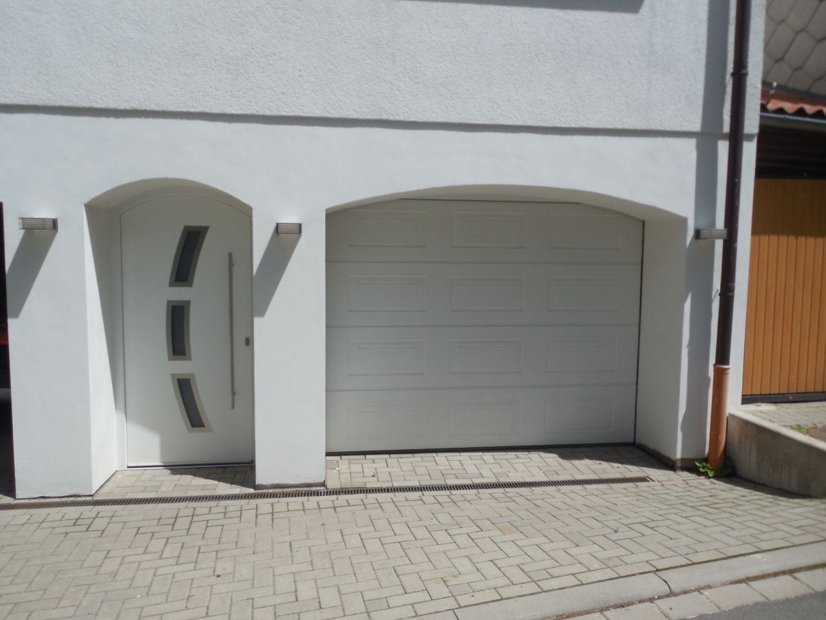 Eingangstür und Garage