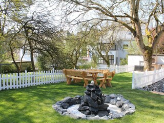 2. Aussensitzmöglichkeit, hinter dem Haus