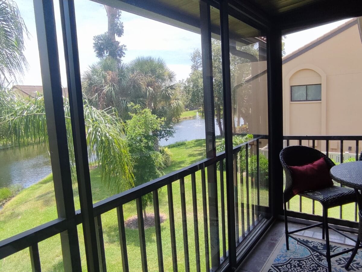 Schöner überdachter Balkon mit Ausblick + Fliegengitter