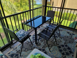 Kleiner Esstisch auf dem Balkon mit Seeblick