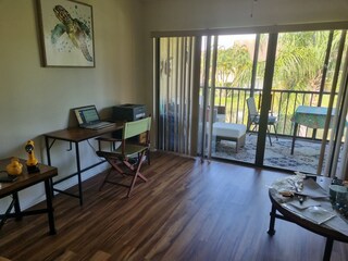 Kleiner Schreibtisch mit Laserdrucker