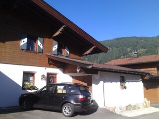 Haus mit Garage und Rolltor