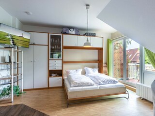 Wohnzimmer mit Schrank-Doppelbett