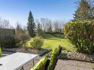 Gartenterrasse mit Strandkorb
