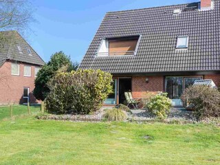 Gartenterrasse mit Strandkorb - St Peter Ording Dorf, Haus Boevergeest 11, Wohnung "Kleine Moewe"