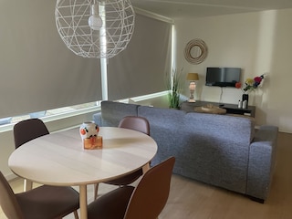 Wohnzimmer mit Esstisch