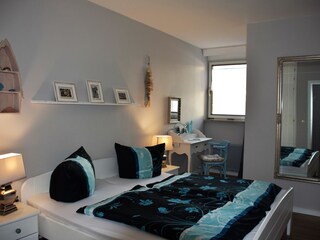 Schlafzimmer mit Doppelbett