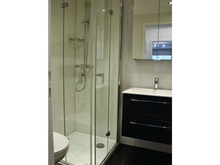 Badezimmer mit Dusche