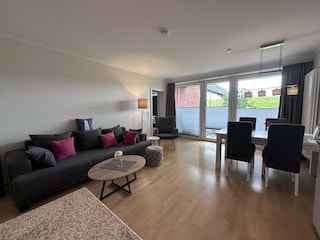 Wohnzimmer mit Blick zum Balkon