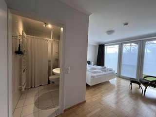 Schlafzimmer mit Duschbad