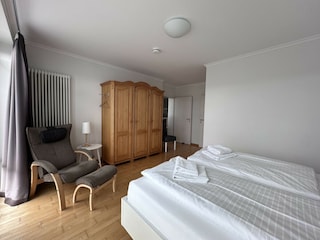 Schlafzimmer mit Kleiderschrank