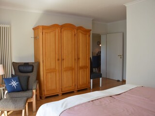 Schlafzimmer mit Kleiderschrank