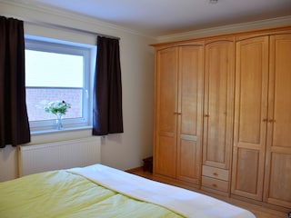 2. Schlafzimmer mit großen Kleiderschrank