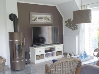 60 Zoll Fernseher mit Surround-Anlage und Kaminofen