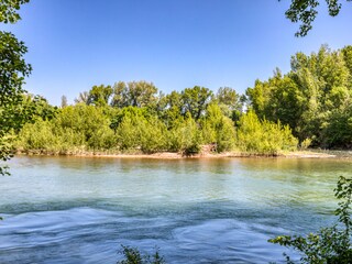 Fluss Hérault in 200 m Entfernung mit Insel