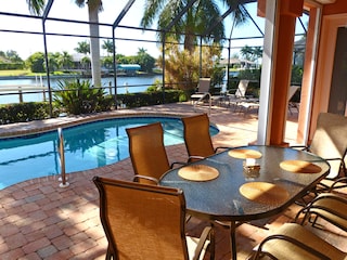 Covered lanai for 6 guests