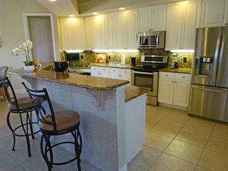 Fully equipped kitchen with granite countertop