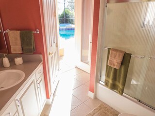 Guest-Bath with Shower/Tub and access to pool area