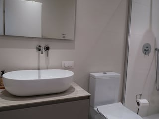 Bad mit geräumiger Dusche