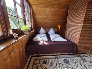 Bett 1,8x2,0m hinten im Wohnzimmer in 1 OG