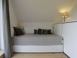 Das Galerieschlafzimmer (Ausziehbett) mit Balkon