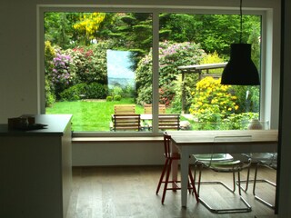Der Essbereich der Wohnküche mit Blick in den Garten
