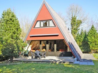 Terrasse mit Markise in sonniger Lage