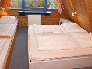 Schlafzimmer I: mit Doppelbett und 2 x Einzelbetten