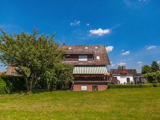 Blick von einem Teil des Gartens auf die Unterkunft