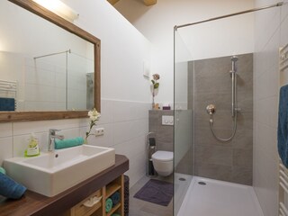 Badezimmer m. großer Dusche