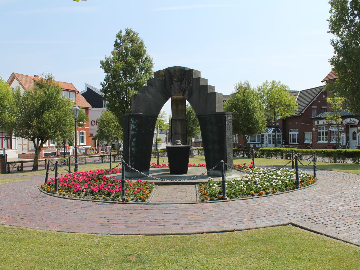 Kriegerdenkmal direkt am Park Villa Patricia