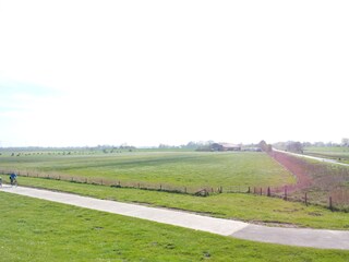 Die weite Marsch hinter dem Deich
