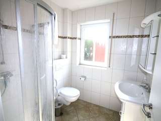 Modernes Bad mit Dusche/WC